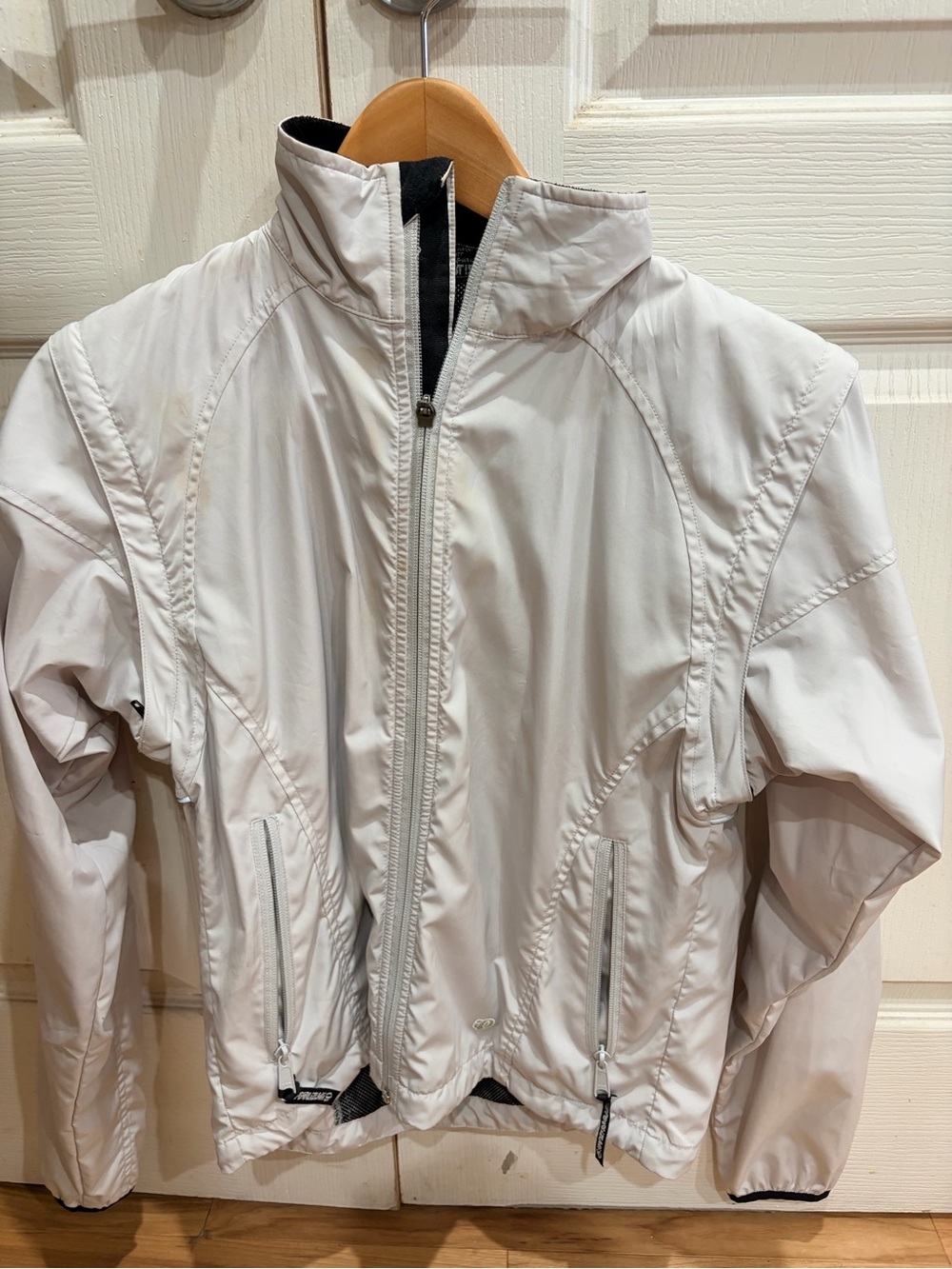 Pearl Izumi Women's Light Shell Jacket in Grey and Black